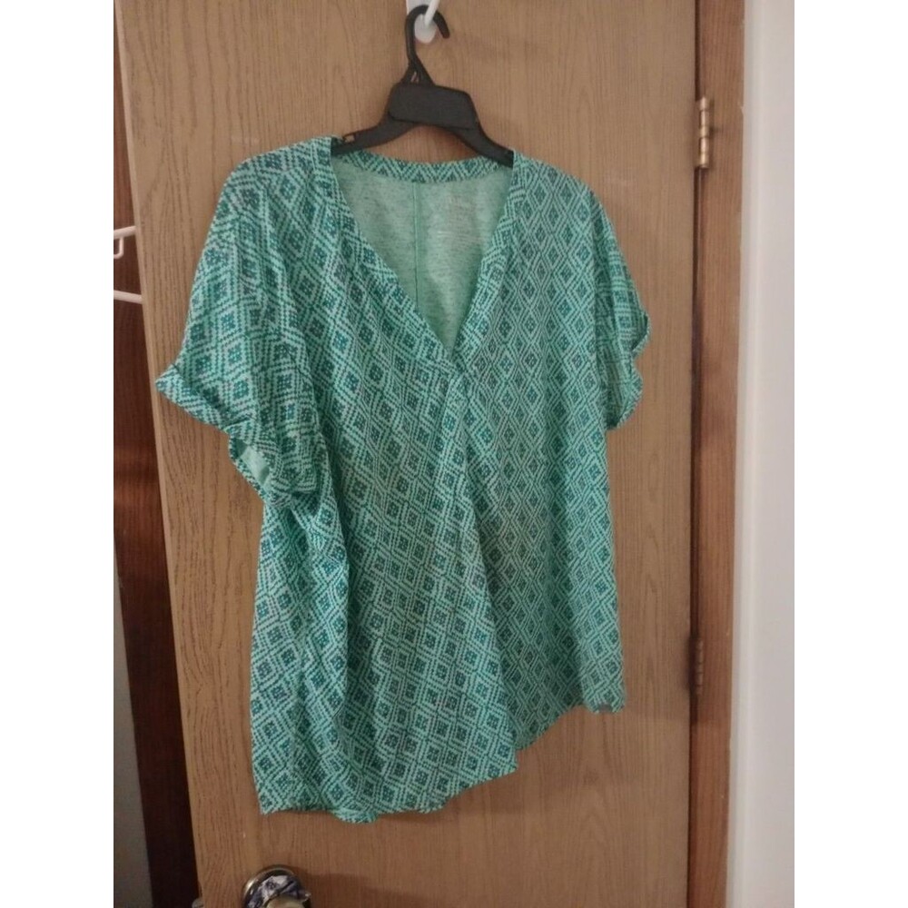 LL Bean Women’s 2x Green  V Neck Shirt Short Sleeve Top Geometric